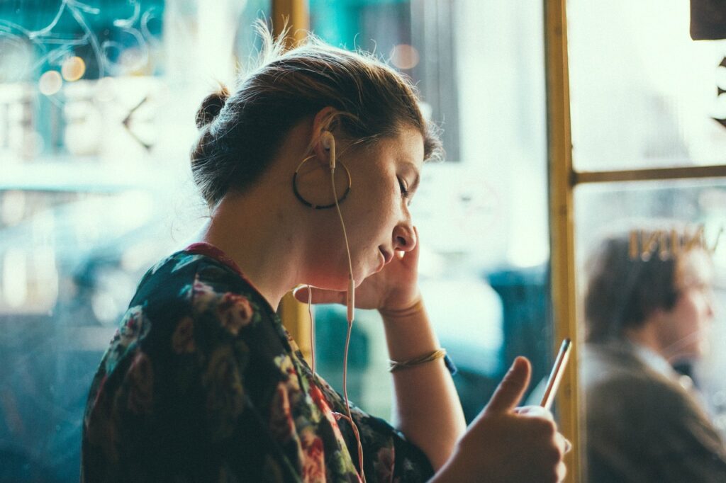 people, woman, girl, sad girl, sad, mobile, phone, waiting-2562724.jpg